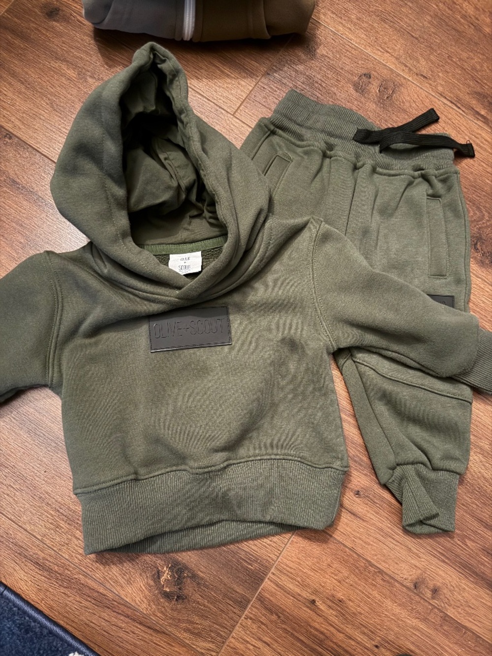 Olive + Scout hoodie ser